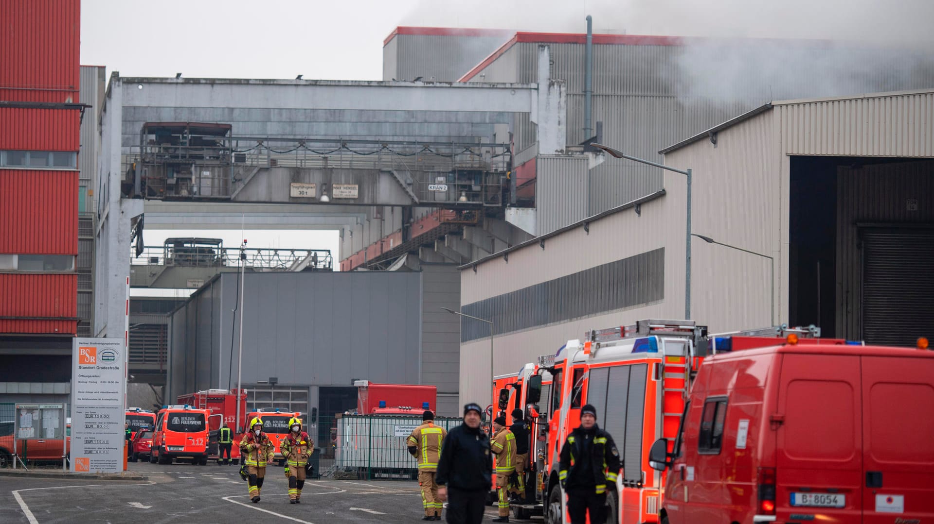 Aus einem Recyclinghof im Stadtteil Britz steigen Rauchwolken auf: Dort brennen in einem Müllbunker rund 4.000 Kubikmeter Hausmüll. Aus einem Recyclinghof im Stadtteil Britz steigen Rauchwolken auf: Dort brennen in einem Müllbunker rund 4.000 Kubikmeter Hausmüll.