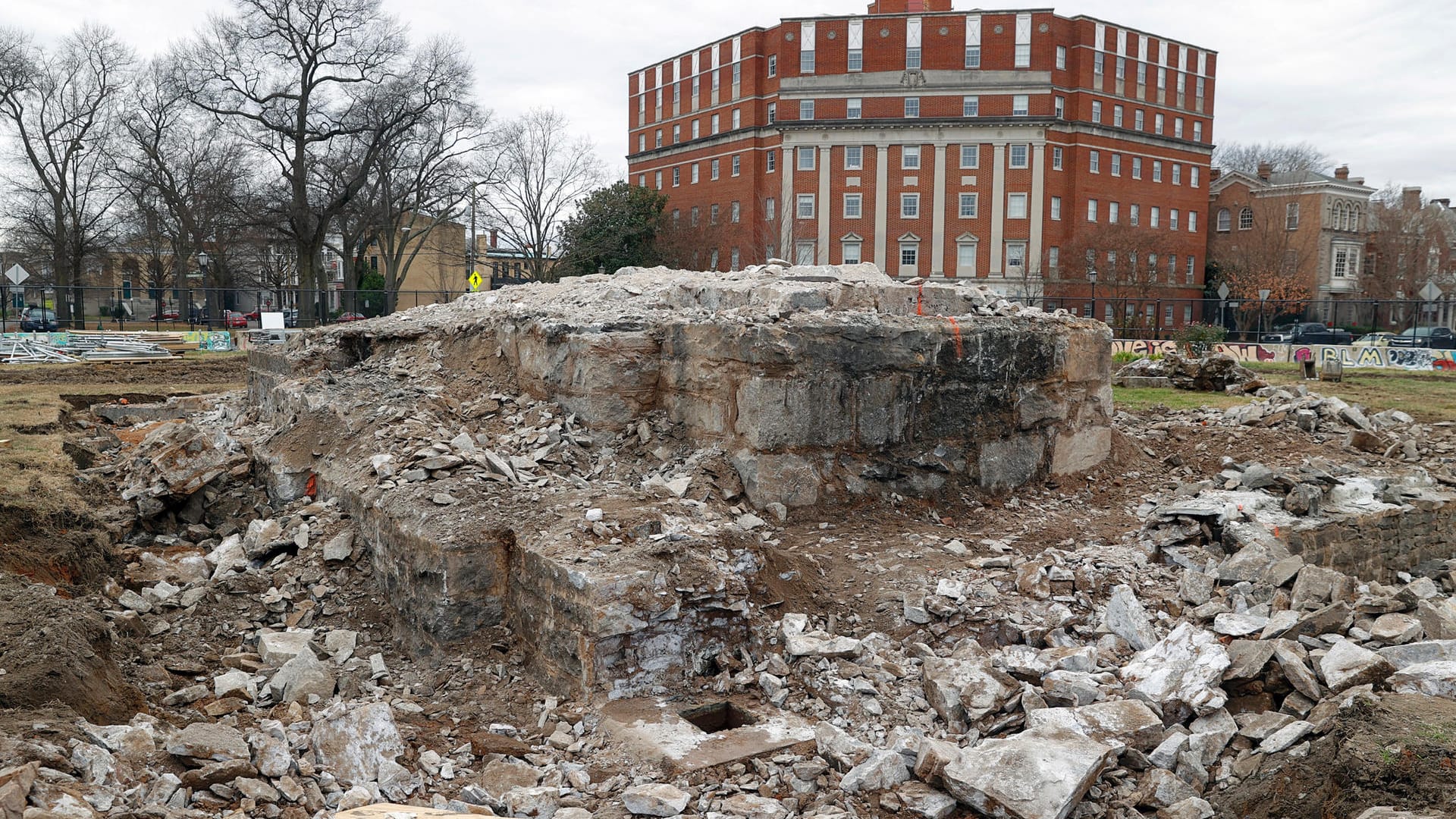 Auf diesem Sockel in Richmond hatte die Statue des konföderierten Generals Robert E. Lee 130 Jahre lang gestanden.