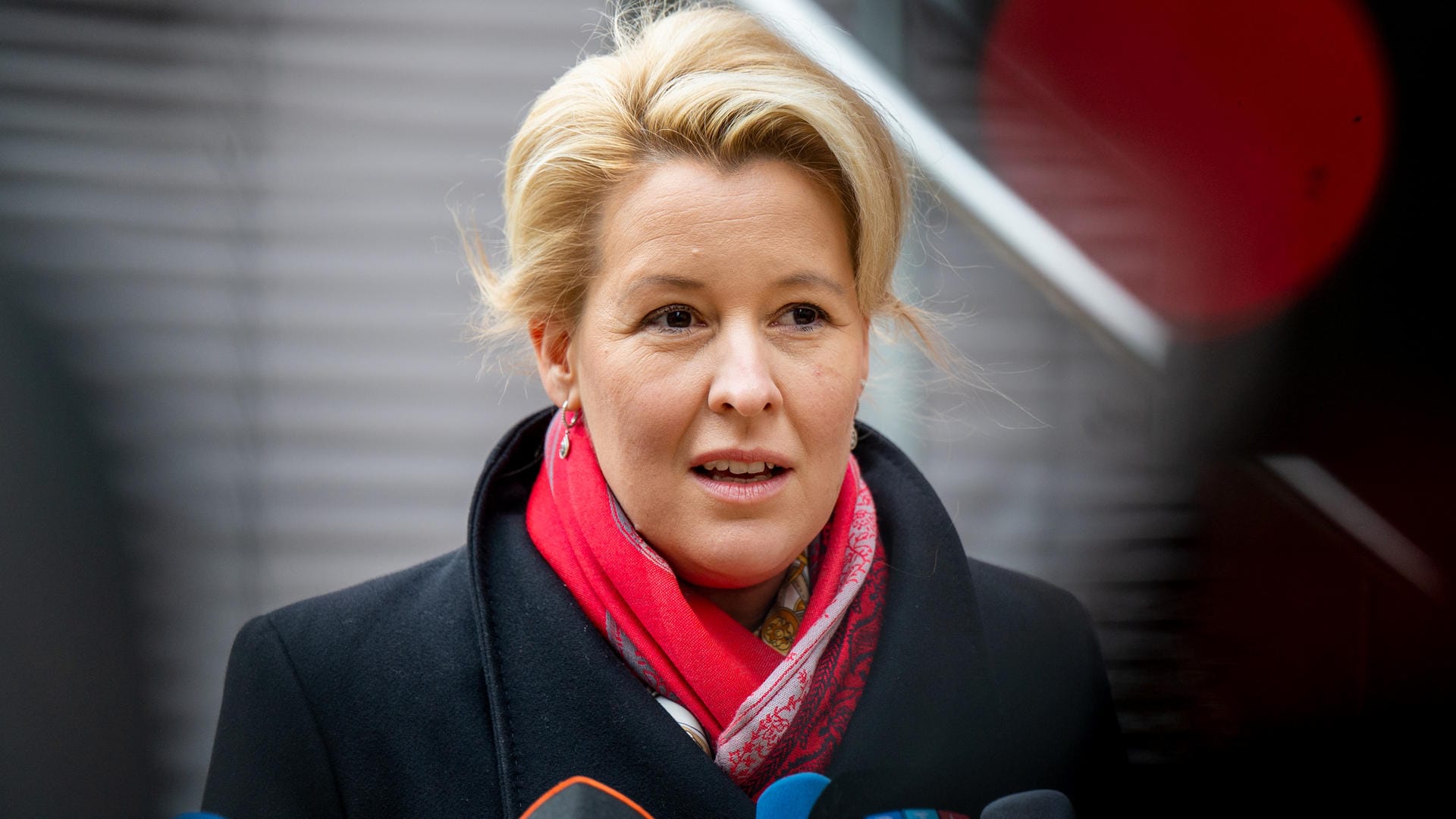Franziska Giffey (SPD), die Regierende Bürgermeisterin von Berlin, spricht mit Medienvertretern nach dem Besuch der Intensivstation auf dem Gelände der Charite. Franziska Giffey (SPD), die Regierende Bürgermeisterin von Berlin, spricht mit Medienvertretern nach dem Besuch der Intensivstation auf dem Gelände der Charite.