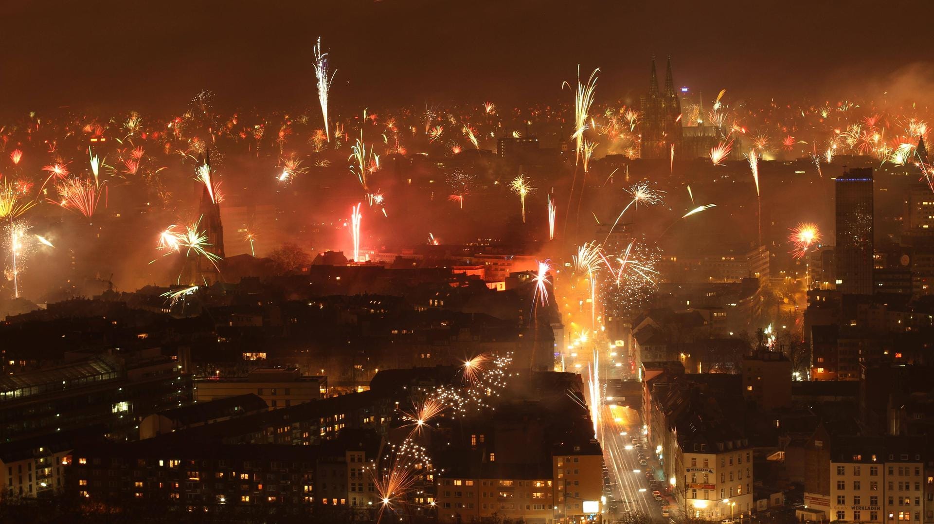 Neujahrsfeuerwerk in Köln (Symbolbild): Um eine zusätzliche Überlastung der Krankenhäuser zu vermeiden, gilt rund um den Jahreswechsel ein Böllerverbot in Köln.