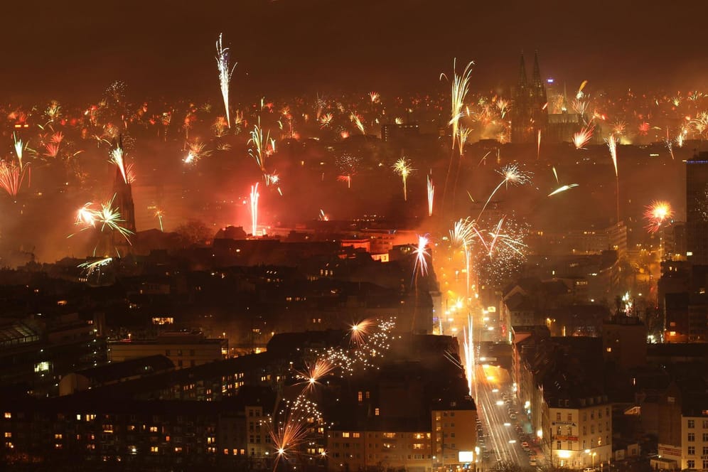 Neujahrsfeuerwerk in Köln (Symbolbild): Um eine zusätzliche Überlastung der Krankenhäuser zu vermeiden, gilt rund um den Jahreswechsel ein Böllerverbot in Köln.