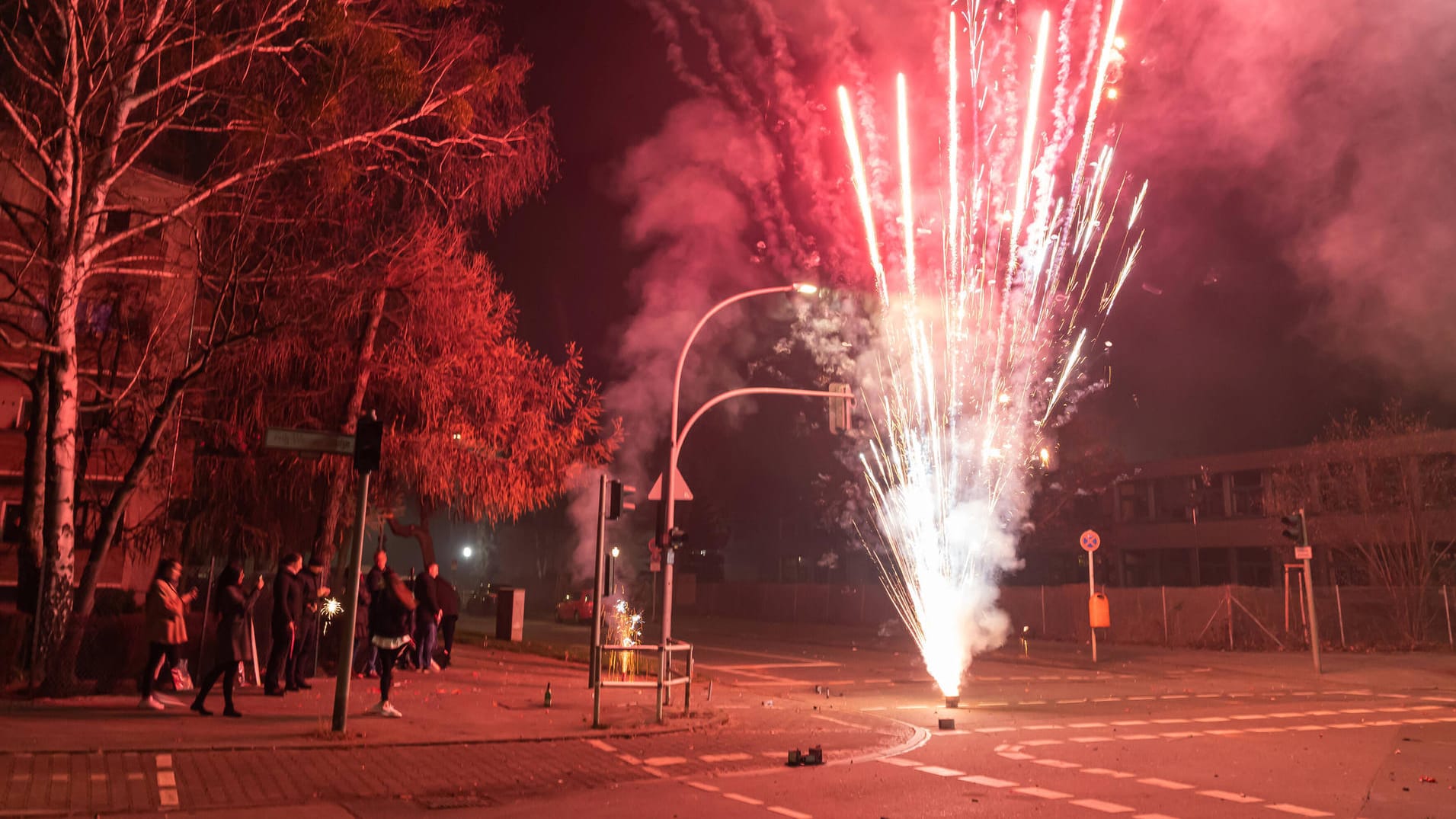 Menschen stehen auf der Straße und böllern (Archivbild): Private Feuerwerke sind in Berlin nicht generell verboten.