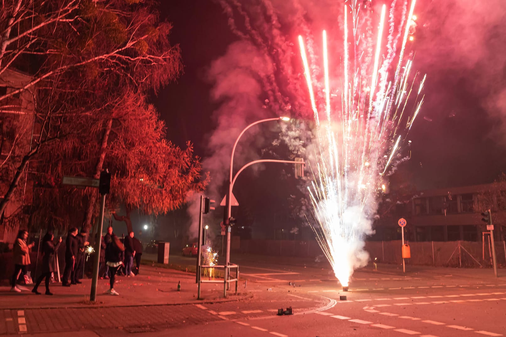 Menschen stehen auf der Straße und böllern (Archivbild): Private Feuerwerke sind in Berlin nicht generell verboten.