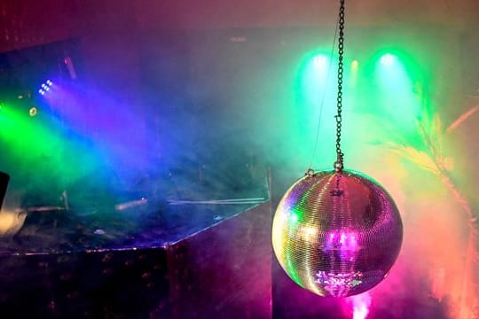 Anders als in Bremen dürfen in Berlin die Clubs weiter öffnen - allerdings bleibt das Tanzen untersagt. Anders als in Bremen dürfen in Berlin die Clubs weiter öffnen - allerdings bleibt das Tanzen untersagt.