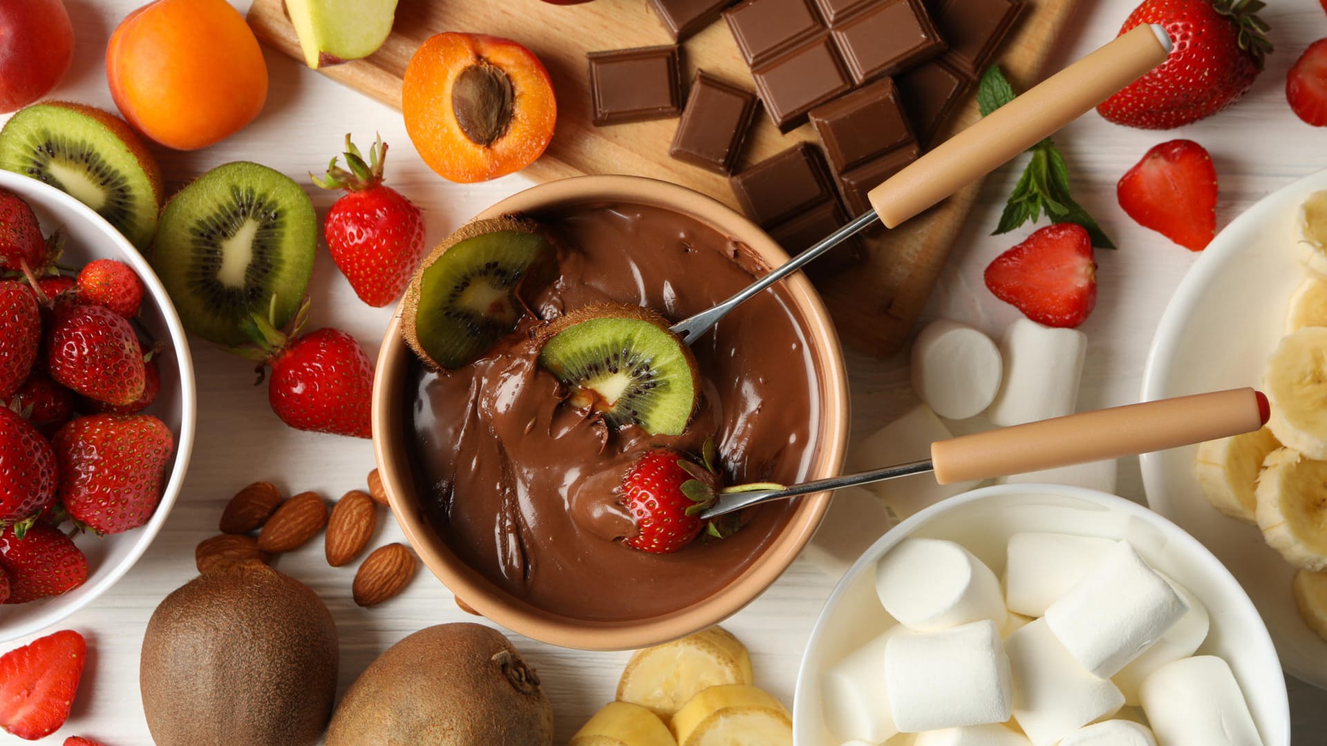 Schokoladenfondue: Viele Früchte eignen sich für die Süßspeise.