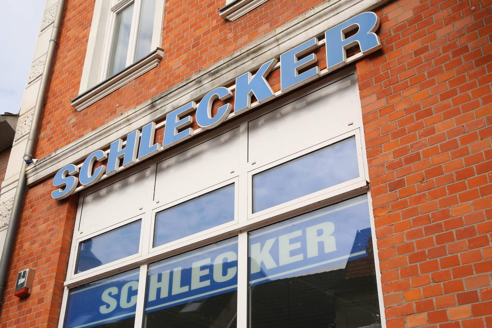 Eine verlassene Schlecker-Filiale in Mecklenburg-Vorpommern (Archivbild): Wo sich kein Nachmieter gefunden hat, prangt der Name noch immer an der Hausfassade. Eine verlassene Schlecker-Filiale in Mecklenburg-Vorpommern (Archivbild): Wo sich kein Nachmieter gefunden hat, prangt der Name noch immer an der Hausfassade.