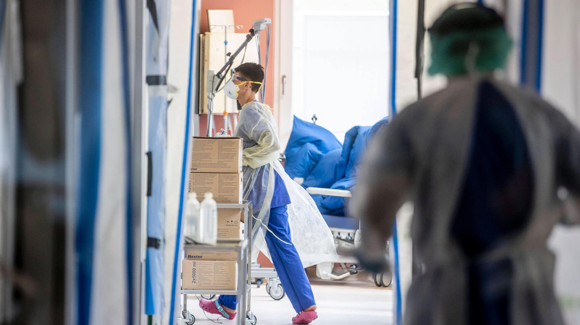 Intensivstation in Duisburg (Archivbild): Das Krankenhauspersonal braucht eine gesetzliche Entscheidungsgrundlage im Falle einer Triage. Intensivstation in Duisburg (Archivbild): Das Krankenhauspersonal braucht eine gesetzliche Entscheidungsgrundlage im Falle einer Triage.
