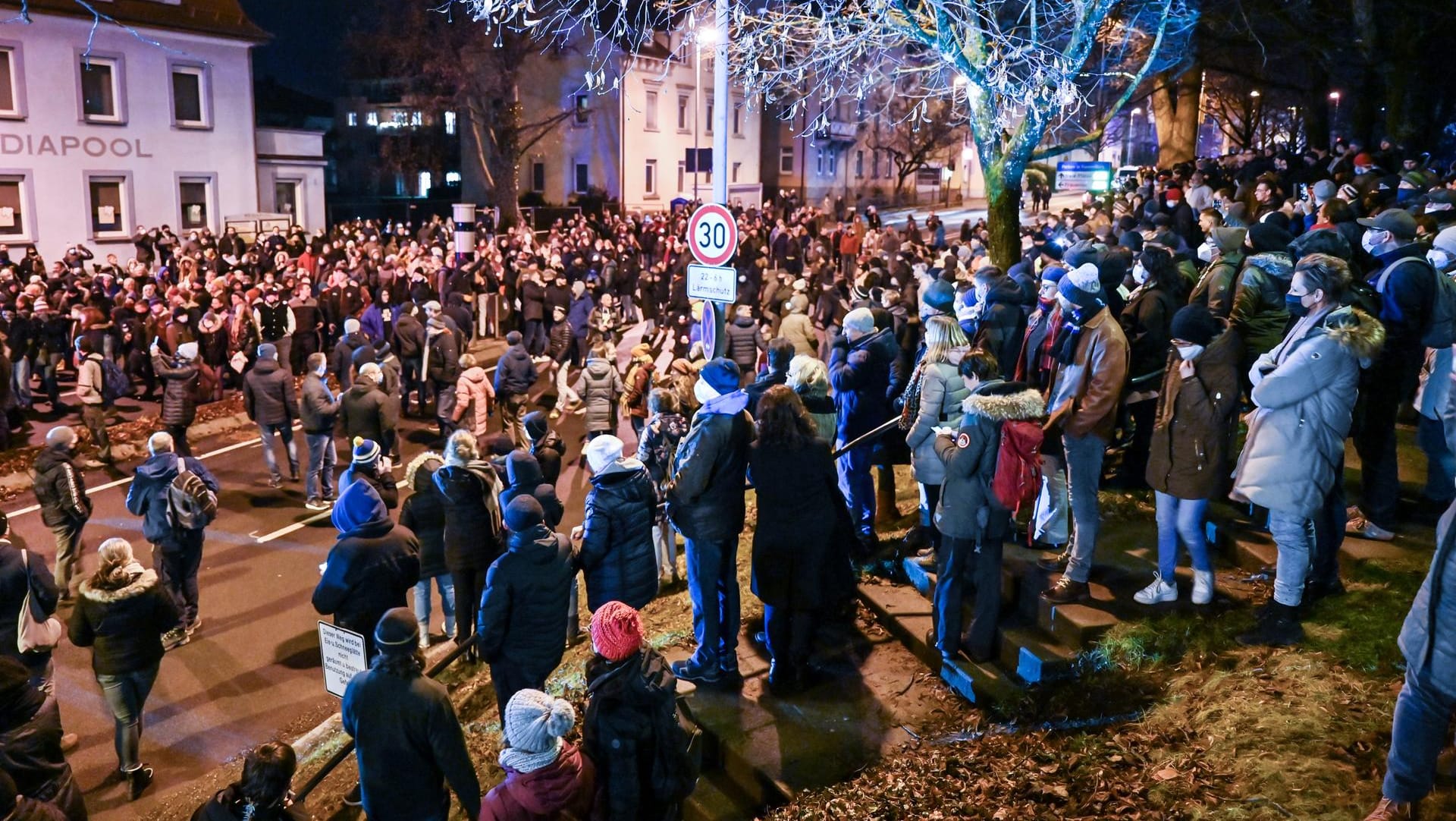 Demonstranten gegen die Corona-Maßnahmen in Ravensburg: Bei einer ähnlichen Veranstaltung in Immenstadt ließ ein Paar seine zwei kleinen Kinder in ihrem Auto zurück. (Symbolbild)