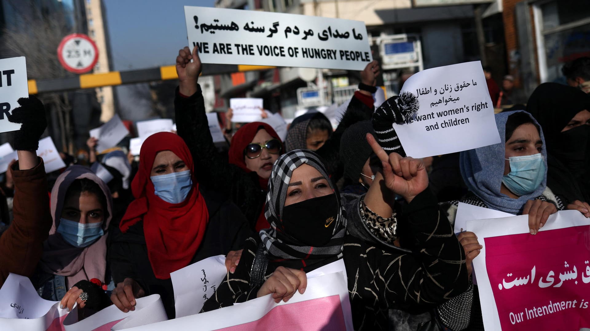 Proteste in Kabul: Dutzende Frauen demonstrieren gegen die Taliban in Afghanistan.