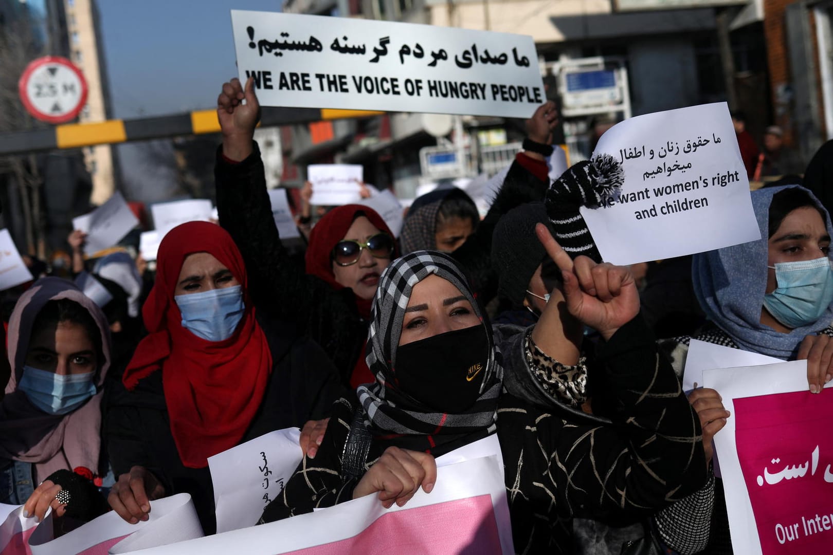 Proteste in Kabul: Dutzende Frauen demonstrieren gegen die Taliban in Afghanistan.