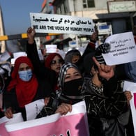 Proteste in Kabul: Dutzende Frauen demonstrieren gegen die Taliban in Afghanistan.