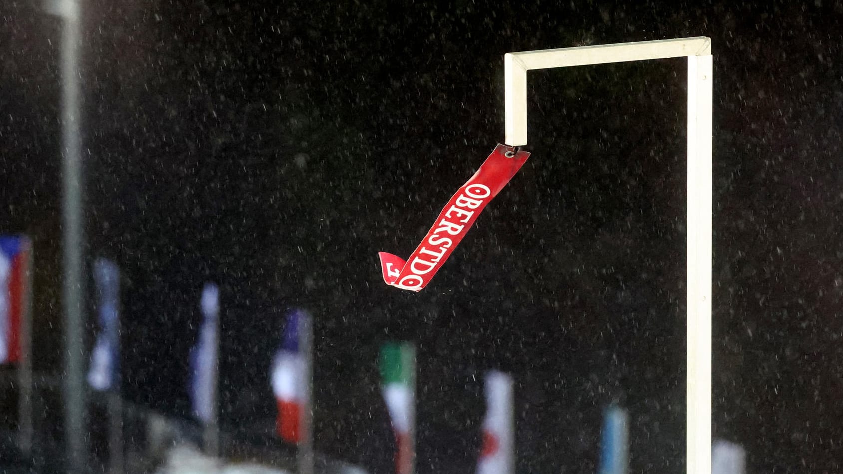 Wind und Regen in Oberstdorf: Die Qualifikation wurde minutenlang unterbrochen.