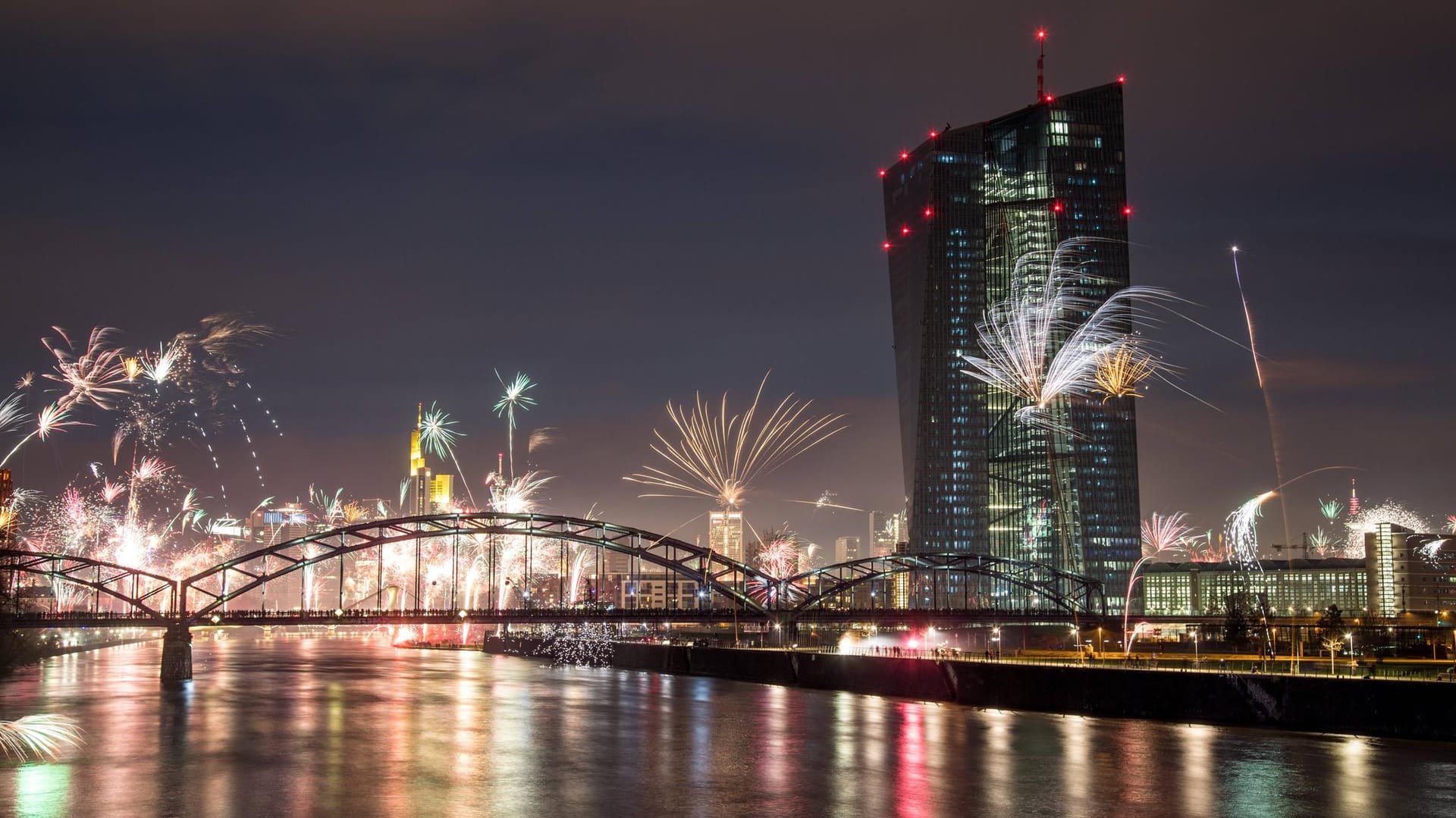 Silvesterfeuerwerk in Frankfurt am Main (Archivbild): In der Innenstadt ist das Abbrennen von Raketen und Böllern zu Silvester untersagt.