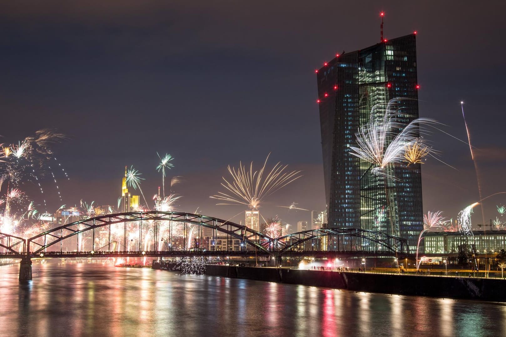 Silvesterfeuerwerk in Frankfurt am Main (Archivbild): In der Innenstadt ist das Abbrennen von Raketen und Böllern zu Silvester untersagt.