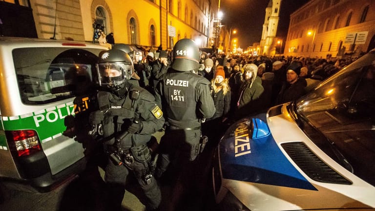 Polizisten bei einer Demonstration in München (Archivbild): Die Polizei will in Zukunft härter gegen Corona-Demonstrationen vorgehen.