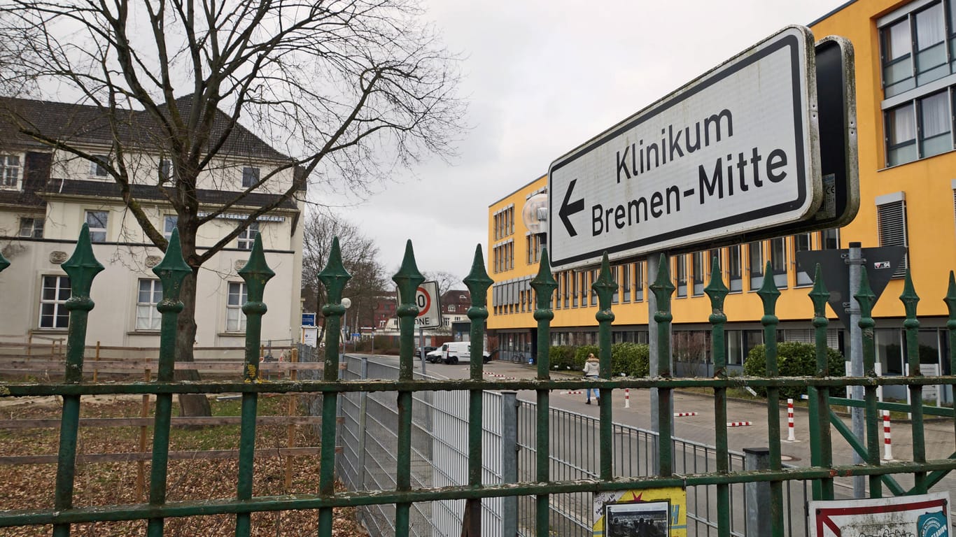 Wegweiser zum Klinikum Bremen-Mitte (Symbolbild): Aufgrund der hohen Hospitalisierungsinzidenz wurde die Warnstufe erhöht.
