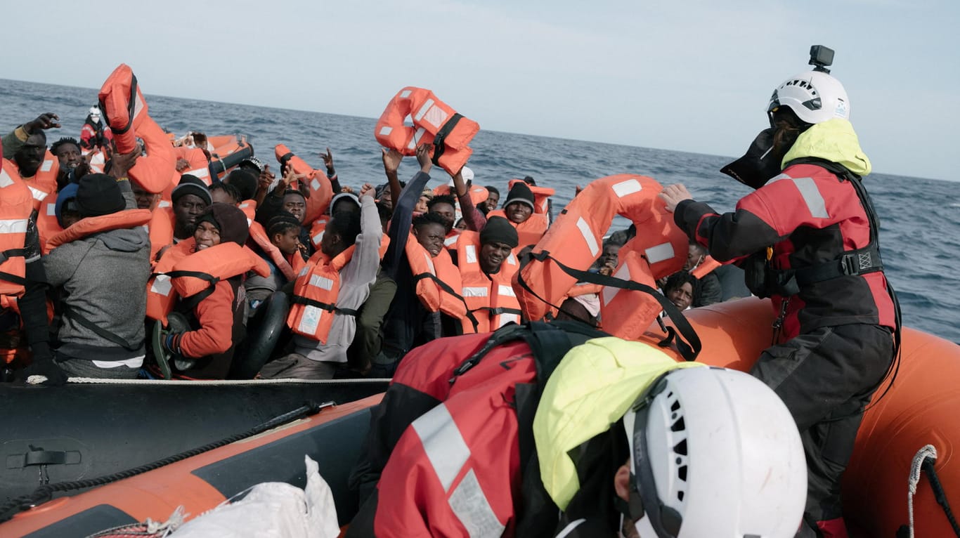 Rettungsaktion im Mittelmeer am 1. Weihnachtsfeiertag: Mitglieder der Organisation Sea-Watch bringen Migranten in Sicherheit.