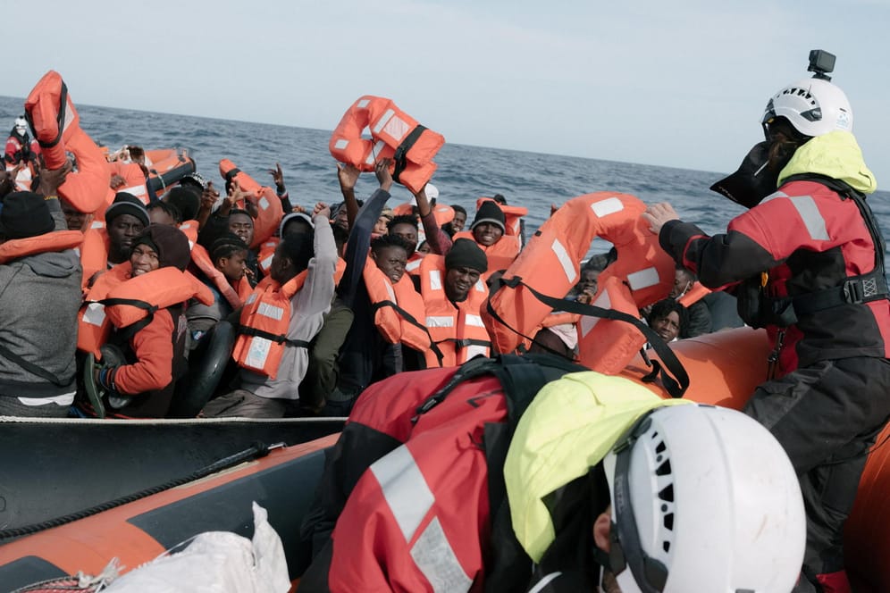 Rettungsaktion im Mittelmeer am 1. Weihnachtsfeiertag: Mitglieder der Organisation Sea-Watch bringen Migranten in Sicherheit.