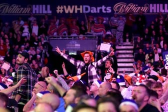 Trotz Omikron: Die Fans feiern bei der Darts-WM in London eine wilde Party.