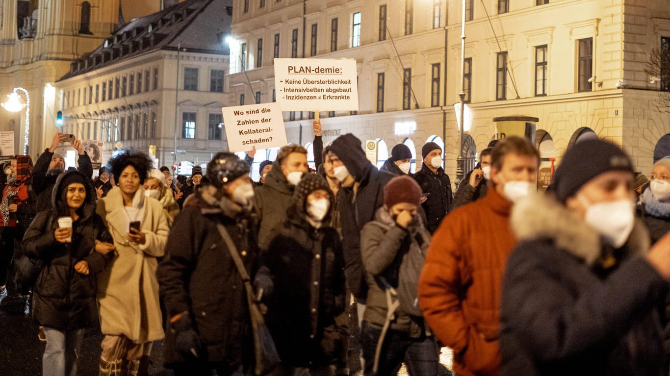 Eine Impfgegner-Demo in München Anfang Dezember: Die Veranstalter drohen nun mit einer unkontrollierten Versammlung.