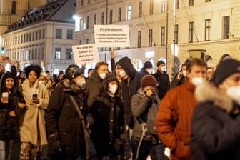 Eine Impfgegner-Demo in München Anfang Dezember: Die Veranstalter drohen nun mit einer unkontrollierten Versammlung.