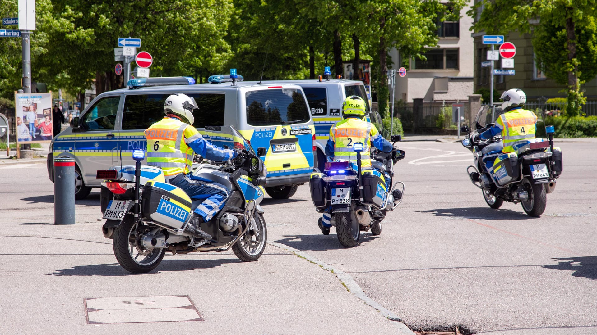 Ein Polizeieinsatz mit Mannschaftswagen und Motorrädern. (Symbolbild) Die beiden Raser filmten das Beweismaterial für die Polizei selbst.