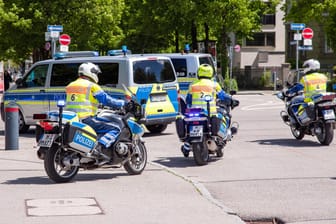 Ein Polizeieinsatz mit Mannschaftswagen und Motorrädern. (Symbolbild) Die beiden Raser filmten das Beweismaterial für die Polizei selbst.