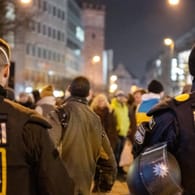 Polizei beim "Montagsspaziergang" in München (Archivbild): Die Beamten wollen besonders die Sozialen Medien im Blick behalten.