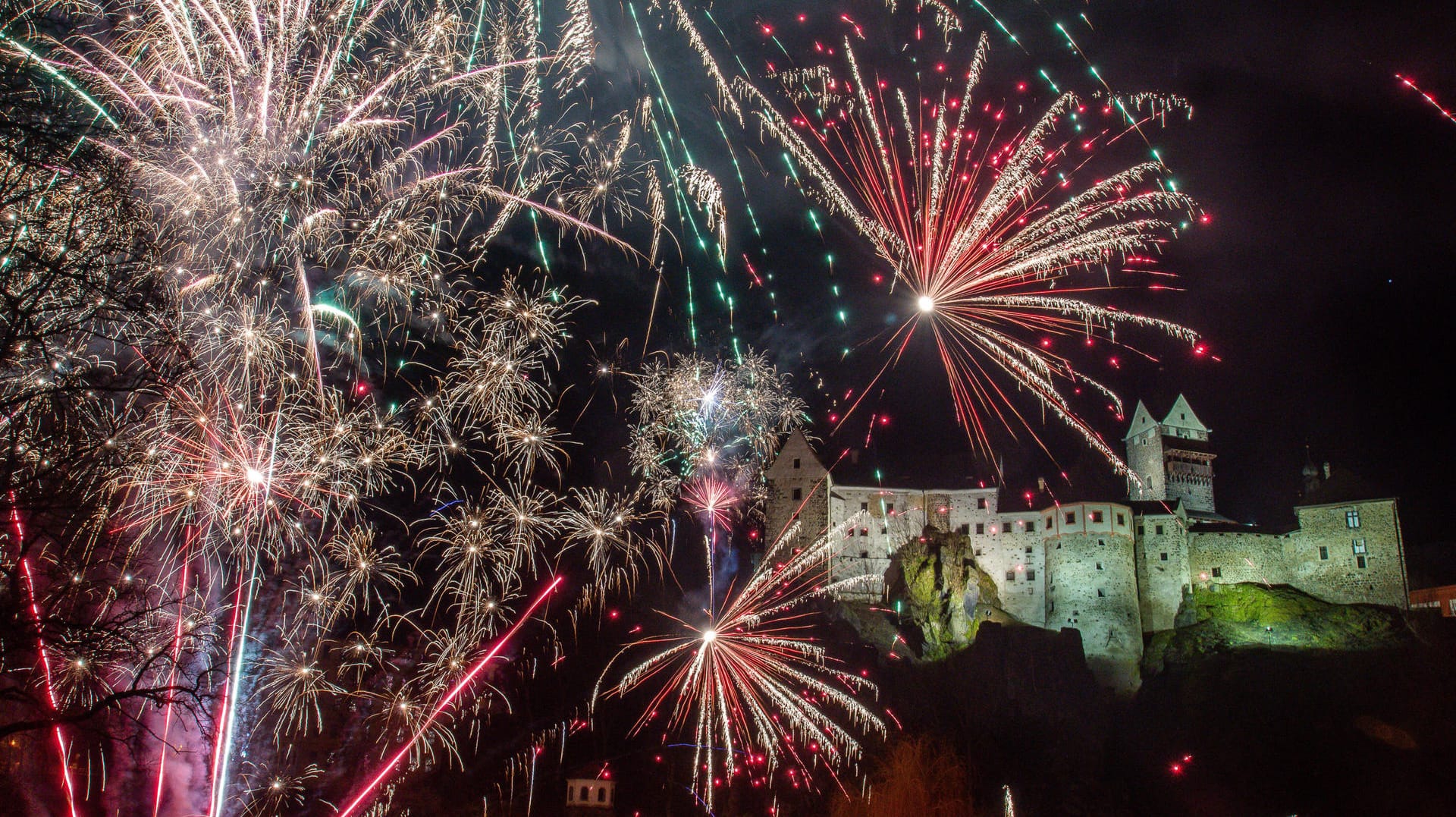 Raketen und anderes Feuerwerk werden auch Silvester 2021 nur selten knallen: Das sogenannte Böllerverbot findet Befürwortung und Ablehnung.