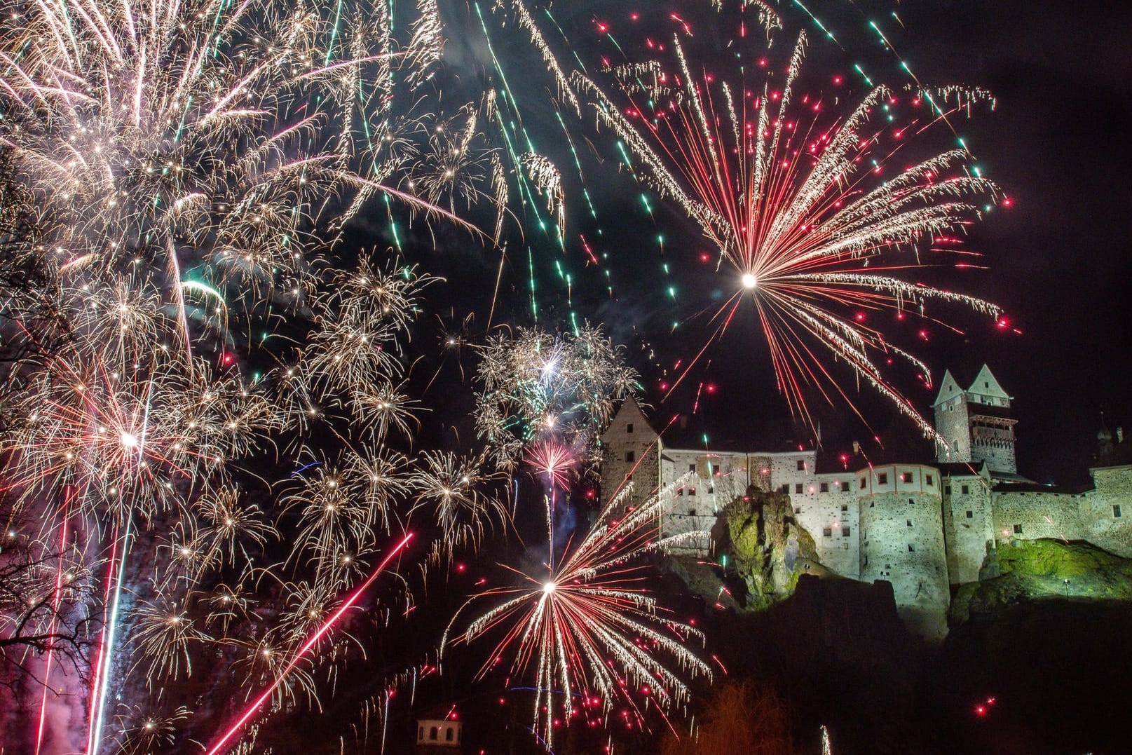 Raketen und anderes Feuerwerk werden auch Silvester 2021 nur selten knallen: Das sogenannte Böllerverbot findet Befürwortung und Ablehnung.