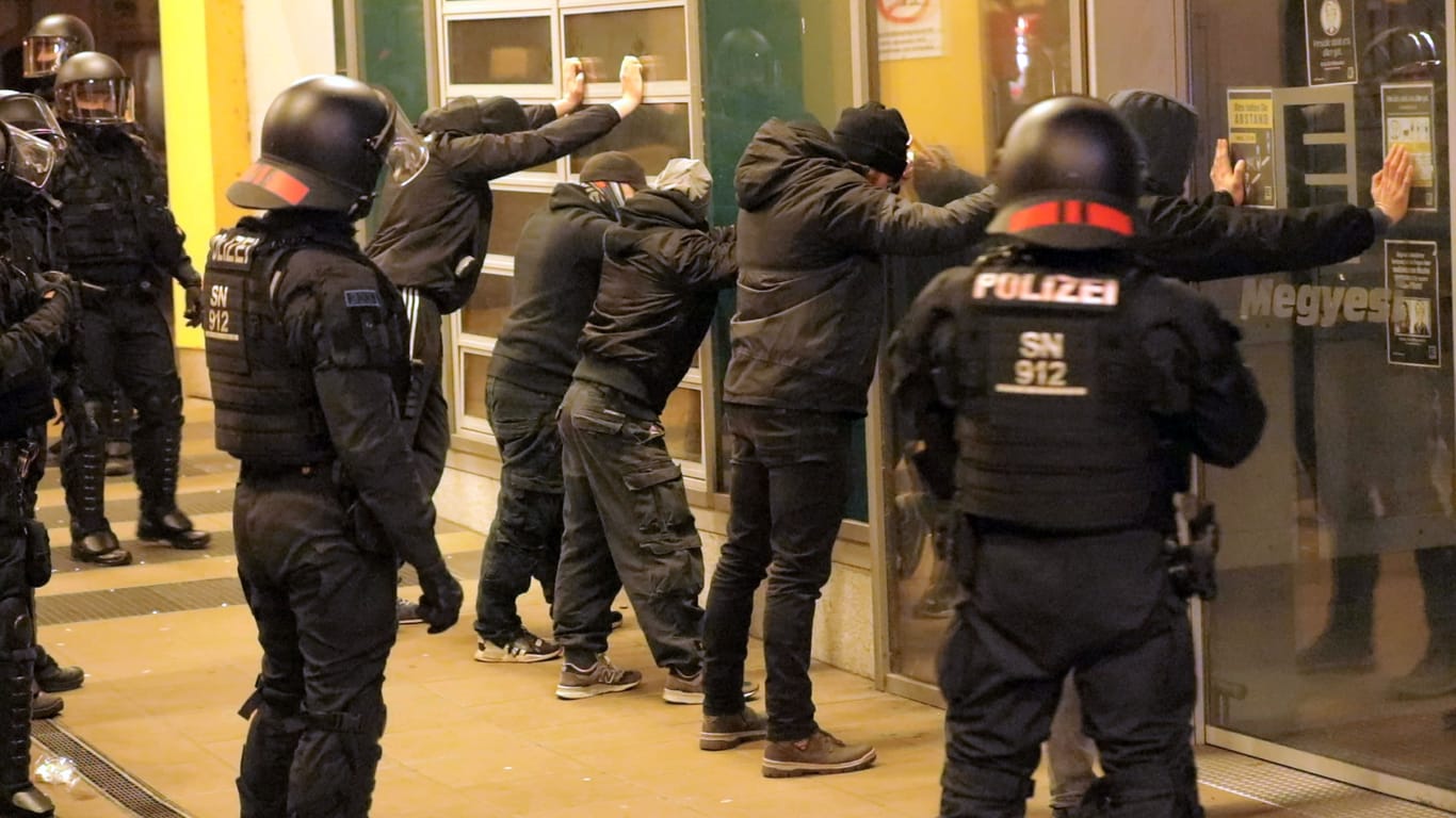 In Bautzen nehmen Polizisten Corona-Demonstranten fest (Archivbild): Durch Übergriffe entsteht immer mehr psychischer Druck auf die Beamten.