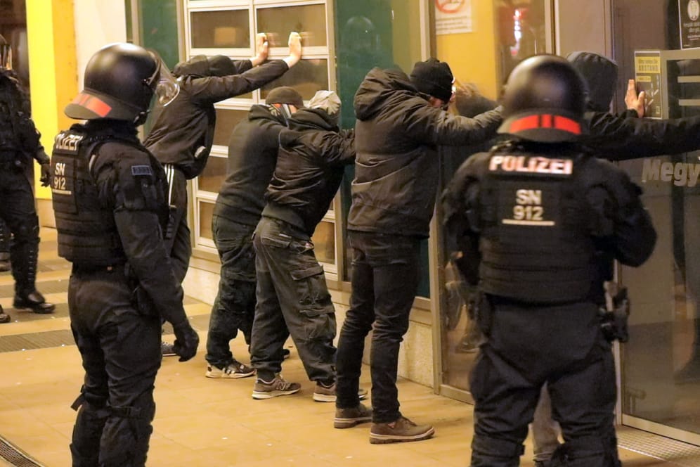 In Bautzen nehmen Polizisten Corona-Demonstranten fest (Archivbild): Durch Übergriffe entsteht immer mehr psychischer Druck auf die Beamten.