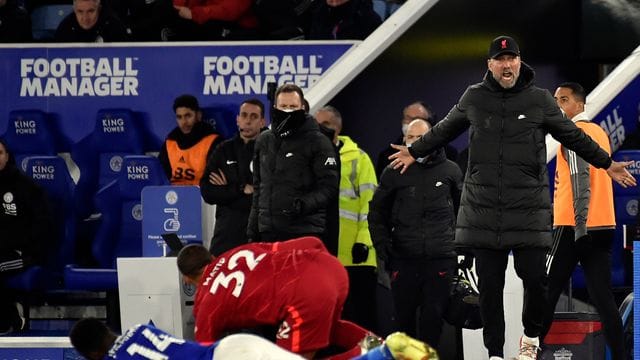 Am Spielfeldrand regt sich Liverpools Trainer Jürgen Klopp (r) über ein vermeintliches Foul auf. Am Spielfeldrand regt sich Liverpools Trainer Jürgen Klopp (r) über ein vermeintliches Foul auf.