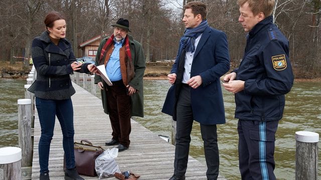 Die Pathologin Mai (Sina Wilke, l) erläutert den Kommissaren Stadler (Dieter Fischer, M) und Hansen (Igor Jeftic, 2.