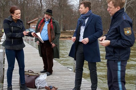 Die Pathologin Mai (Sina Wilke, l) erläutert den Kommissaren Stadler (Dieter Fischer, M) und Hansen (Igor Jeftic, 2.