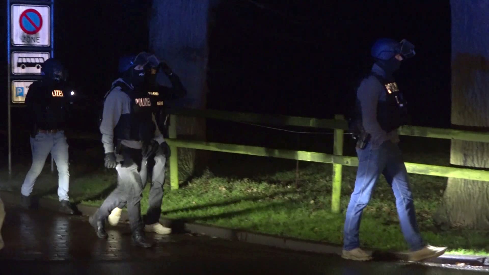 Spezialeinsatzkräfte der Polizei durchkämmen Fischerhude: Der Täter wurde mittlerweile gestellt, ein Haftbefehl erlassen.