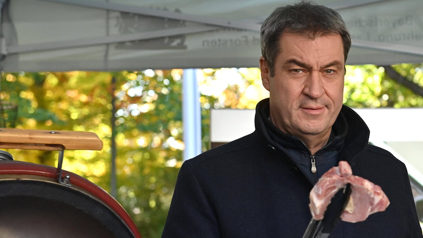 Markus Söder bei einem Grillfest (Archivbild): Der Ministerpräsident sieht das Preisproblem für Lebensmittel bei den Handelskonzernen.