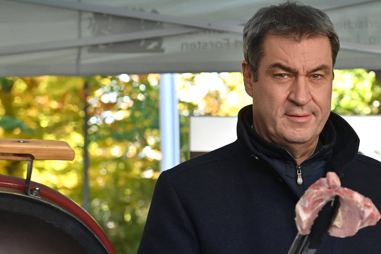 Markus Söder bei einem Grillfest (Archivbild): Der Ministerpräsident sieht das Preisproblem für Lebensmittel bei den Handelskonzernen.