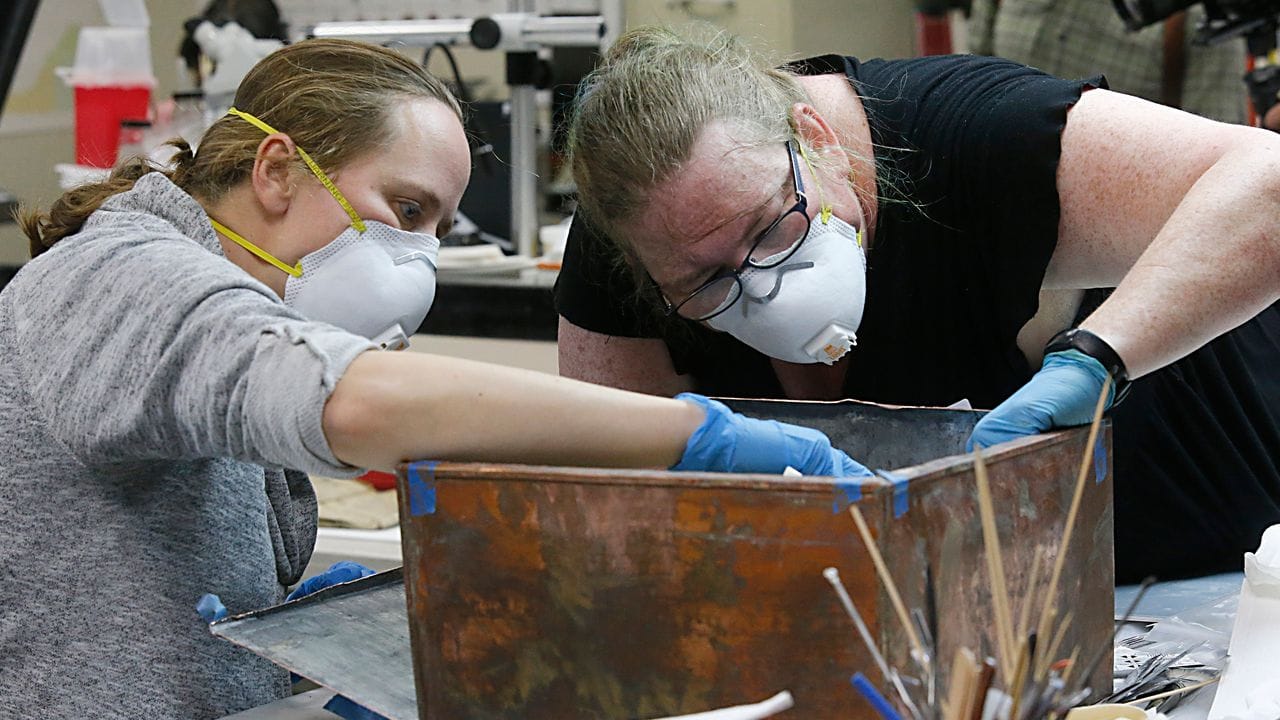 Sue Donovan (l) und Kate Ridgeway untersuchen die Artefakte der Zeitkapsel. Sue Donovan (l) und Kate Ridgeway untersuchen die Artefakte der Zeitkapsel.