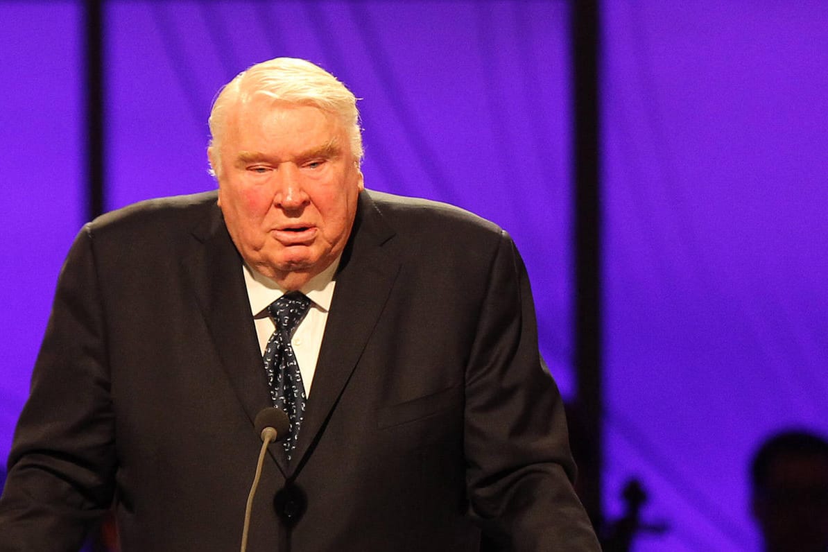 John Madden spricht bei einer Beerdigungsfeier für einen TV-Kollegen (Archivbild): Am Dienstag starb er im Alter von 85 Jahren.