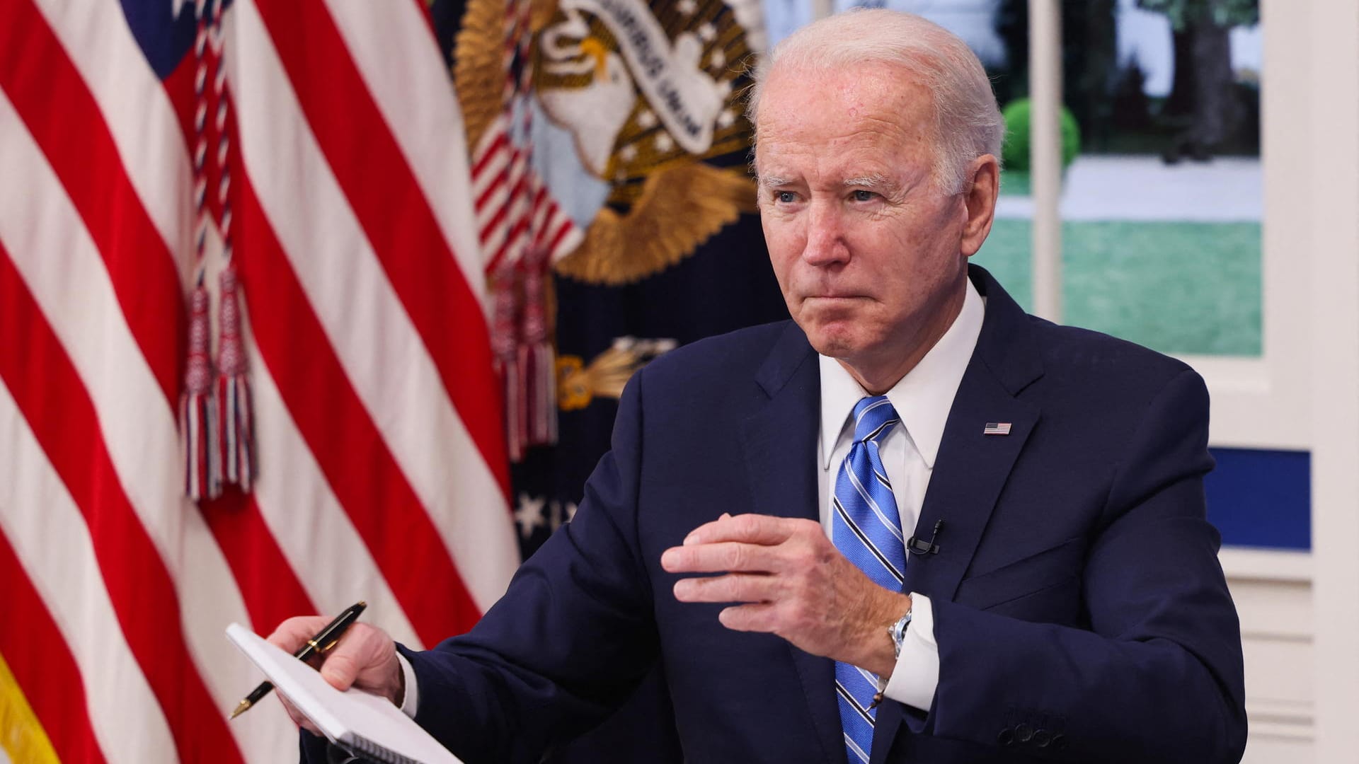 Joe Biden macht sich bei einer Konferenz Notizen (Archivbild): Der US-Präsident hat Fehler bei der Testversorgung eingestanden.