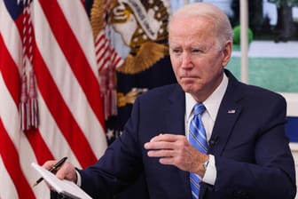 Joe Biden macht sich bei einer Konferenz Notizen (Archivbild): Der US-Präsident hat Fehler bei der Testversorgung eingestanden.