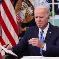 Joe Biden macht sich bei einer Konferenz Notizen (Archivbild): Der US-Präsident hat Fehler bei der Testversorgung eingestanden.