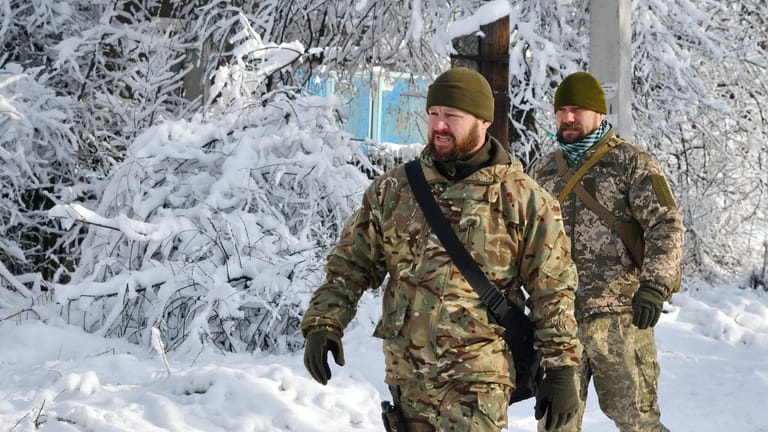 Ukrainische Soldaten nahe der russischen Grenze (Archivbild): Bei den Verhandlungen zwischen den USA und Russland will die EU mitreden.