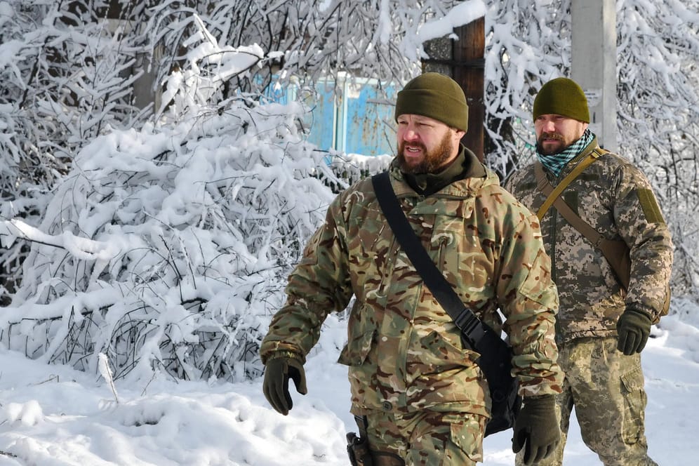 Ukrainische Soldaten nahe der russischen Grenze (Archivbild): Bei den Verhandlungen zwischen den USA und Russland will die EU mitreden.