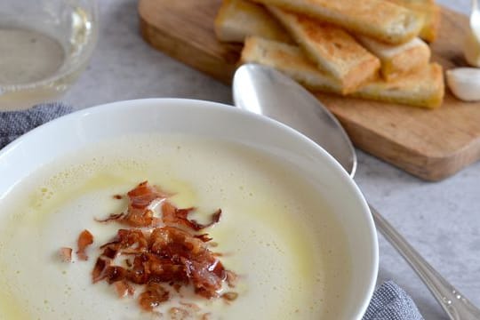 Da die Appenzeller Käsesuppe mehrere Minuten aufgeschlagen wird, schmeckt sie trotz Käse schön leicht.