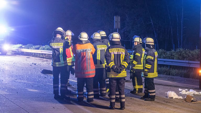 Feuerwehrleute nach einem Unfall auf der Autobahn (Symbolbild): Die A2 musste nach den schweren Zusammenstößen gesperrt werden.