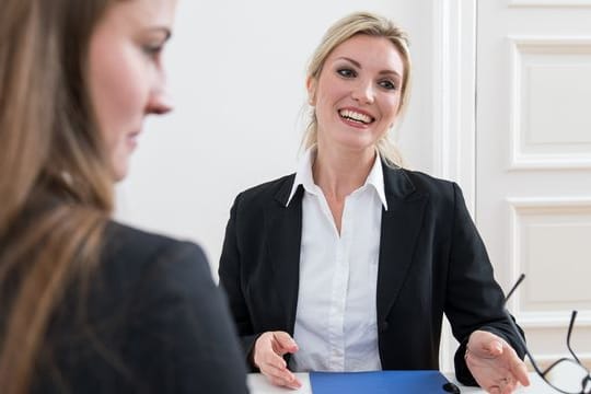 Wer im Jobinterview die Signale des Gegenübers gut deuten kann, stellt seine Empathie bereits unter Beweis.