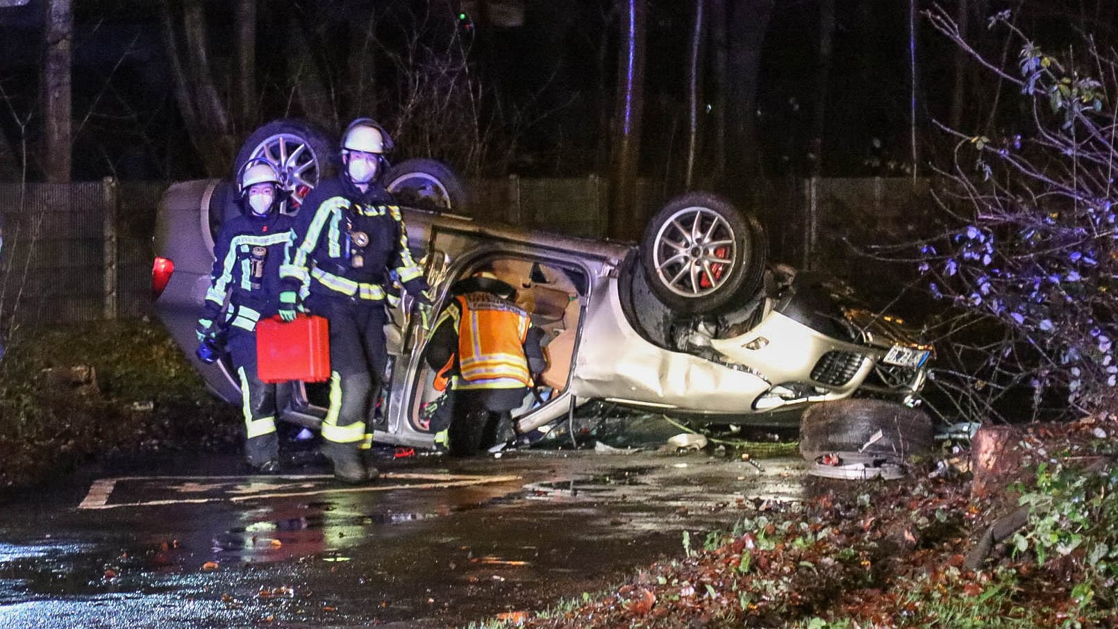 Eisatzkräfte der Feuerwehr an dem stark beschädigten Unfallwagen: Das Fahrzeug hat einen Totalschaden. Eisatzkräfte der Feuerwehr an dem stark beschädigten Unfallwagen: Das Fahrzeug hat einen Totalschaden.