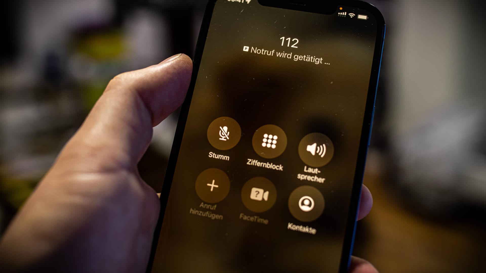 Ein iPhone-Nutzer ruft den Notruf (Symbolbild): Eine schwangere Frau erhielt Geburtshilfe von der Feuerwehr. Ein iPhone-Nutzer ruft den Notruf (Symbolbild): Eine schwangere Frau erhielt Geburtshilfe von der Feuerwehr.